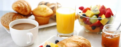 Chocolat, jus d'orange, croissant, pain au chocolat, confiture, salade de fruits.