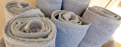 Serviettes de toilette pliées en rouleau.
