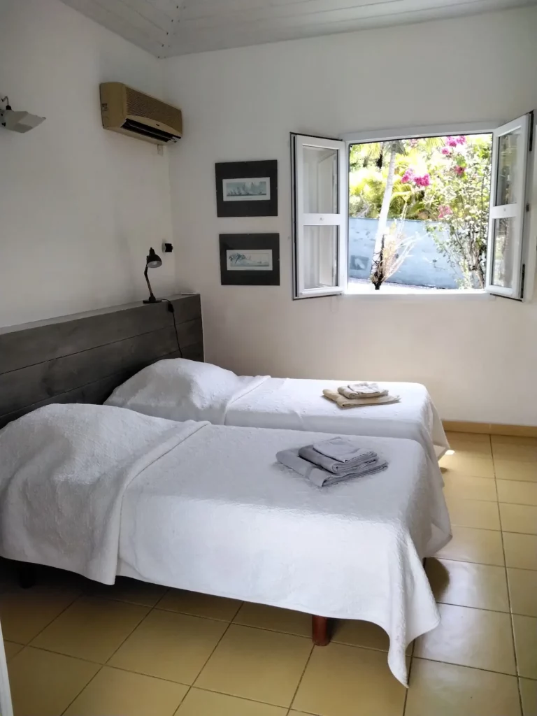 Habitation de l'anse mancenillier, chambre avec deux lits simples avec fenêtres