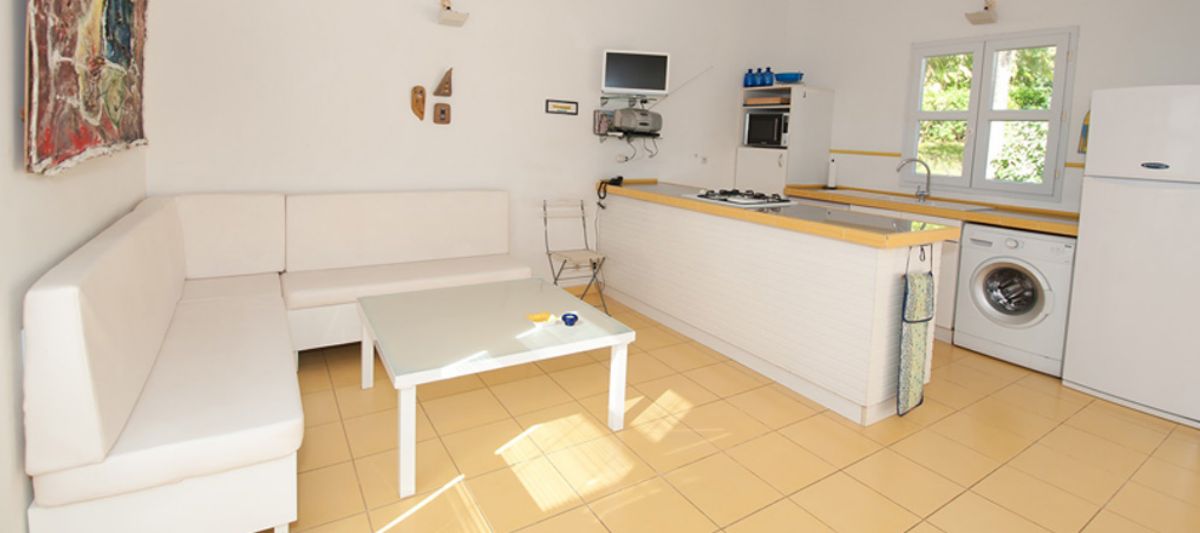 Habitation de l'anse mancenillier, la cuisine avec un petit salon.