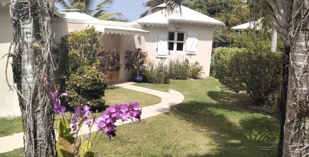 Bungalow créole et jardin tropical à l’Habitation de l’Anse Mancenillier à Saint-François en Guadeloupe