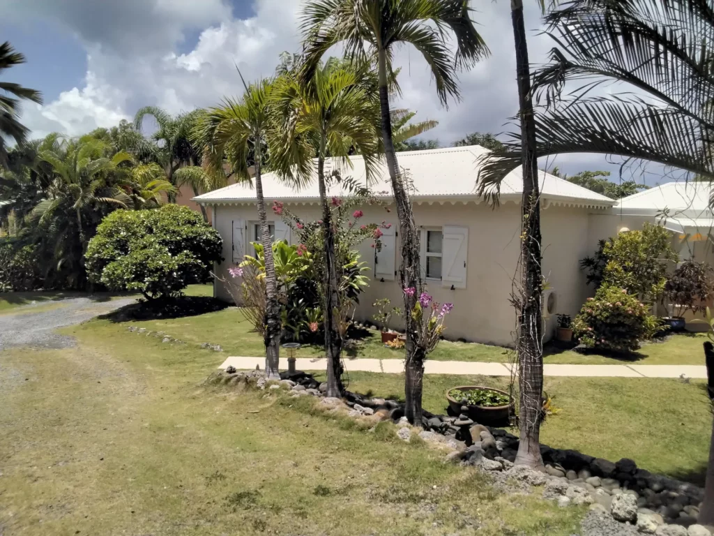 Vue extérieure d’un bungalow créole dans un jardin tropical à l’Habitation de l’Anse Mancenillier à Saint-François en Guadeloupe